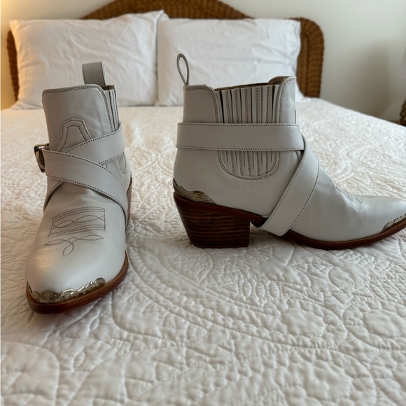 Western ankle leather boot. Detachable metal buckle harness. - Picture 4 of 15